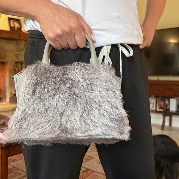 Gorgeous, grey, Cartier hand bag. Exterior is in calf skin and lamb skin fur - Picture 11 of 11